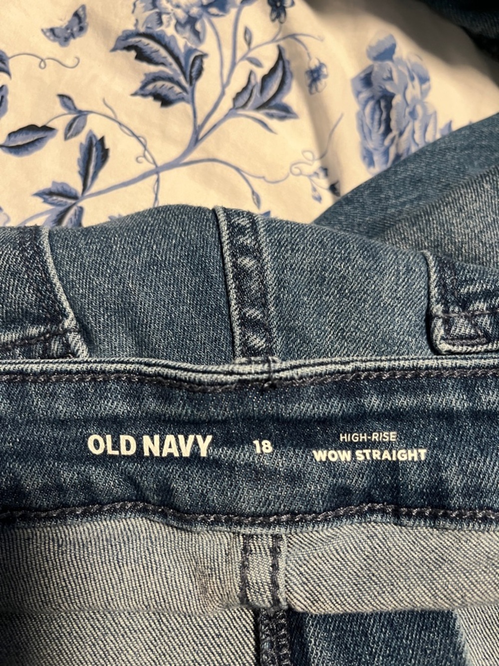 Old Navy Women's Wow Straight Jeans Medium Wash - Picture 3 of 3